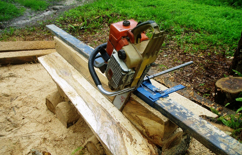 Mit einem Sägewerk aus einer Kettensäge können Sie Holzstämme einfach und schnell in eine Stange verwandeln Mit einem Sägewerk aus einer Kettensäge können Sie Holzstämme einfach und schnell in eine Stange verwandeln
