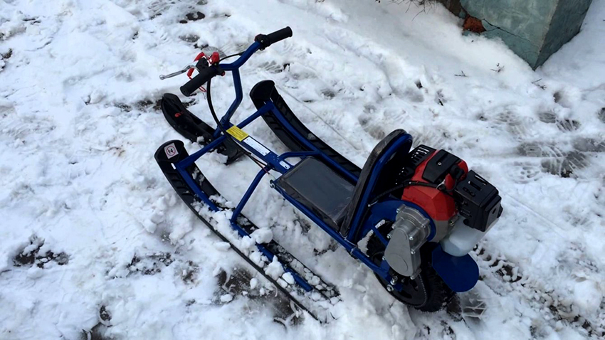 Um ein Schneemobil aus einer Kettensäge herzustellen, müssen Sie viele zusätzliche Teile kaufen. Um ein Schneemobil aus einer Kettensäge herzustellen, müssen Sie viele zusätzliche Teile kaufen.