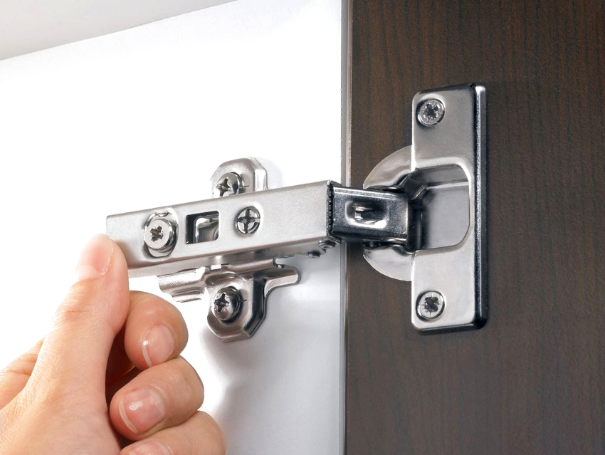 Ako je iverica izabrana za proizvodnju ormara vlastitim rukama, vrata se vješaju pomoću šarki za namještaj s okruglim utorom Ako je iverica izabrana za proizvodnju ormara vlastitim rukama, vrata se vješaju pomoću šarki za namještaj s okruglim utorom