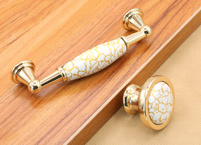 Posljednji korak u sastavljanju ormarića na balkonu je ugradnja kvaka na vratima Posljednji korak u sastavljanju ormarića na balkonu je ugradnja kvaka na vratima