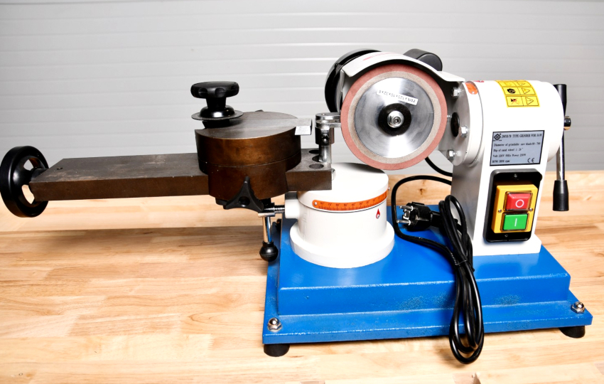 Ένα από τα καλύτερα μηχανήματα ακονίσματος είναι το Tormek JMY8-70 Ένα από τα καλύτερα μηχανήματα ακονίσματος είναι το Tormek JMY8-70