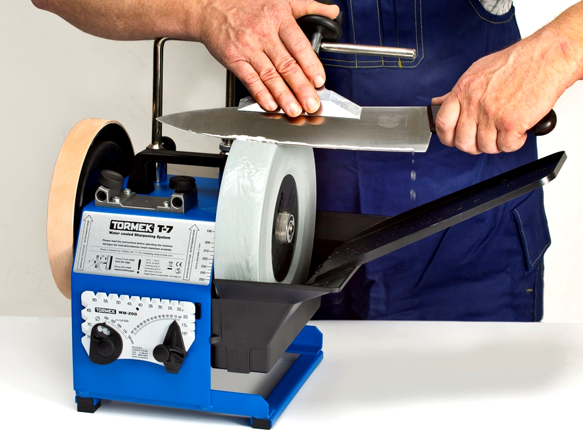 Για καλύτερη ολίσθηση του μαχαιριού κατά τη διάρκεια της διαδικασίας ακονίσματος, υγράνετε τη λευκή πέτρα με σαπουνόνερο Για καλύτερη ολίσθηση του μαχαιριού κατά τη διάρκεια της διαδικασίας ακονίσματος, υγράνετε τη λευκή πέτρα με σαπουνόνερο