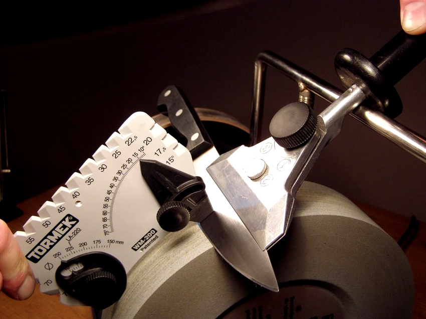 Η παρουσία μιας συσκευής για τη συντήρηση και τη διατήρηση της σωστής γωνίας ακονίσματος θα σας επιτρέψει να επαναφέρετε τέλεια το άκρο της λεπίδας Η παρουσία μιας συσκευής για τη συντήρηση και τη διατήρηση της σωστής γωνίας ακονίσματος θα σας επιτρέψει να επαναφέρετε τέλεια το άκρο της λεπίδας