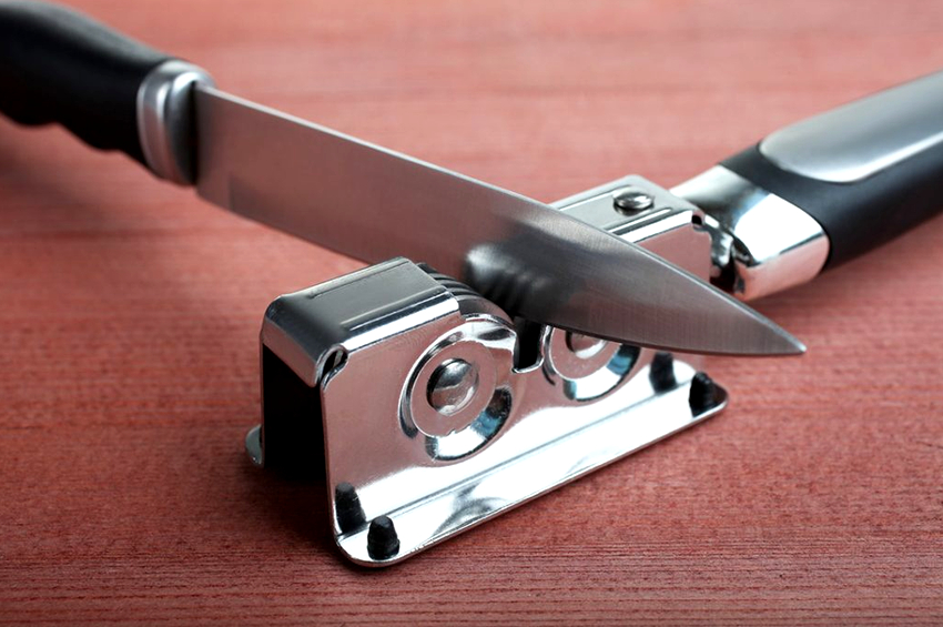 Μπορείτε να ακονίσετε ένα μαχαίρι όχι μόνο χρησιμοποιώντας ένα επαγγελματικό μηχάνημα ακονίσματος, αλλά και χρησιμοποιώντας ένα απλούστερο μοντέλο Μπορείτε να ακονίσετε ένα μαχαίρι όχι μόνο χρησιμοποιώντας ένα επαγγελματικό μηχάνημα ακονίσματος, αλλά και χρησιμοποιώντας ένα απλούστερο μοντέλο