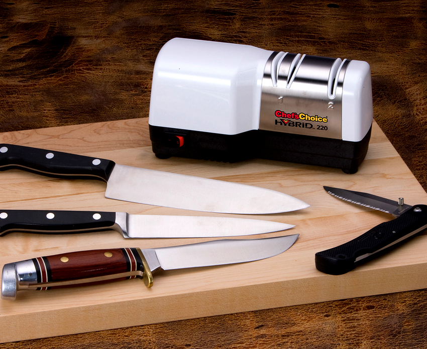 Για να ακονίσετε τη λεπίδα μαχαιριού, πρέπει να την τοποθετήσετε στην αυλάκωση και να συνδέσετε την ηλεκτρική ξύστρα στην πρίζα Για να ακονίσετε τη λεπίδα μαχαιριού, πρέπει να την τοποθετήσετε στην αυλάκωση και να συνδέσετε την ηλεκτρική ξύστρα στην πρίζα