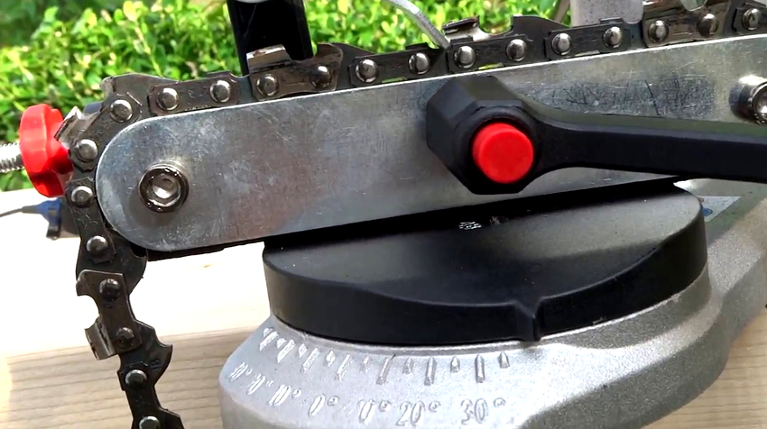 Bộ phận làm việc của máy cưa được cố định trên máy bằng các kẹp quay Bộ phận làm việc của máy cưa được cố định trên máy bằng các kẹp quay