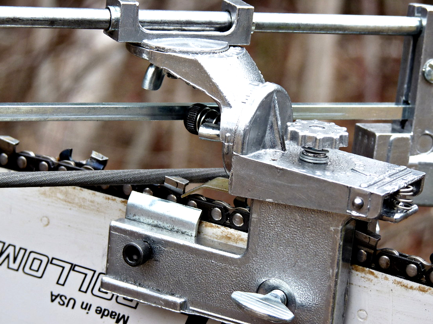 Ở những nơi không có điện sử dụng máy thủ công để mài cưa xích. Ở những nơi không có điện sử dụng máy thủ công để mài cưa xích.