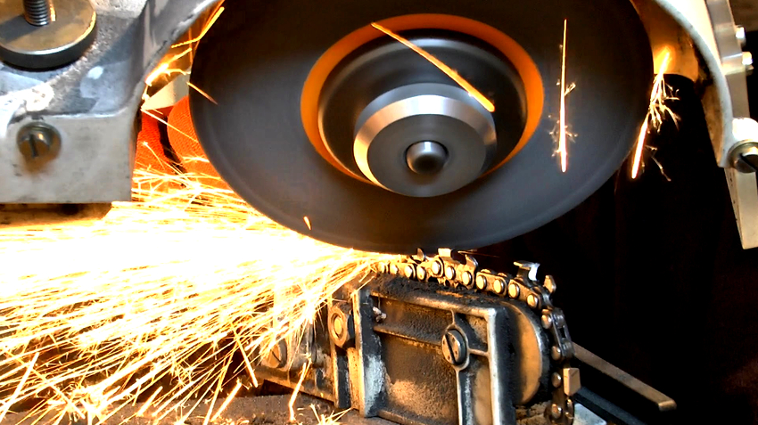 Trước khi bắt đầu mài các liên kết của cưa xích, bạn cần cài đặt trước máy với sự lựa chọn góc giữa đá mài và xích Trước khi bắt đầu mài các liên kết của cưa xích, bạn cần cài đặt trước máy với sự lựa chọn góc giữa đá mài và xích