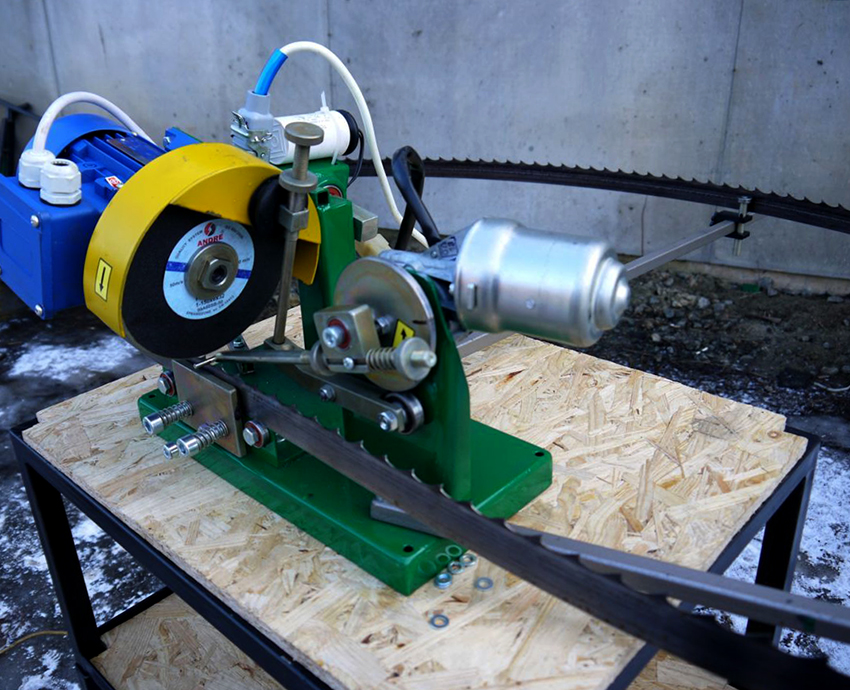 Se a serra de fita estiver áspera, é hora de afiar Se a serra de fita estiver áspera, é hora de afiar