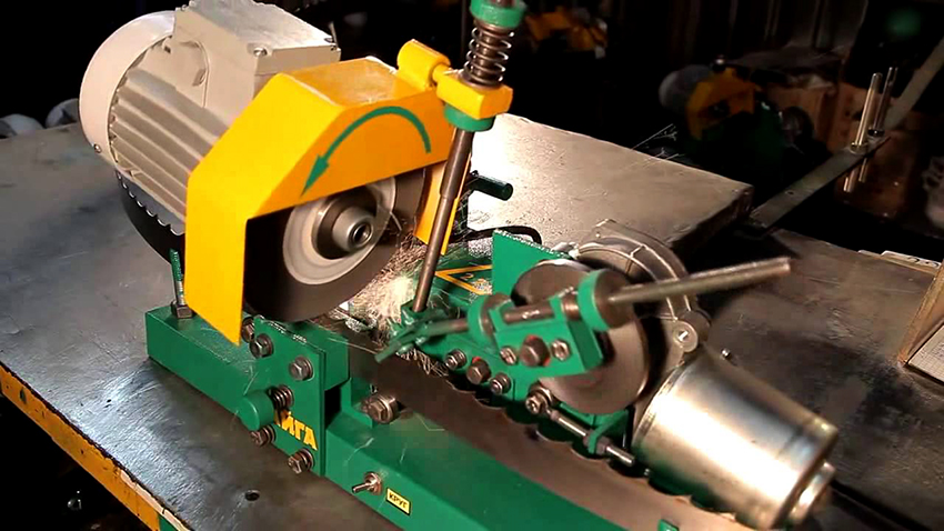 As máquinas de serra de fita podem ser equipadas com abrasivos de copo, perfil, plano ou placa As máquinas de serra de fita podem ser equipadas com abrasivos de copo, perfil, plano ou placa