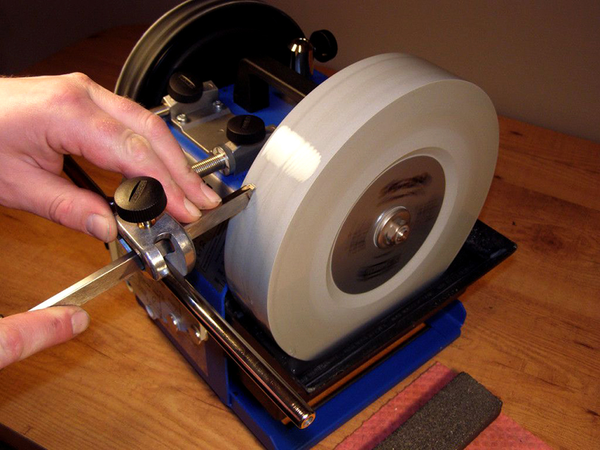 Para a opção manual de afiar cortadores, é importante escolher o abrasivo certo Para a opção manual de afiar cortadores, é importante escolher o abrasivo certo