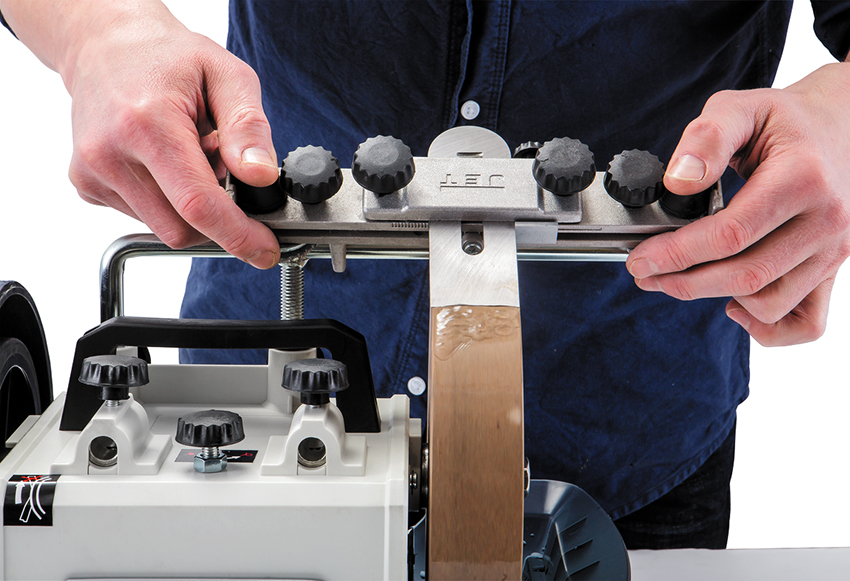 Os dispositivos para afiar as máquinas de aplainar são manuais e automáticos Os dispositivos para afiar as máquinas de aplainar são manuais e automáticos