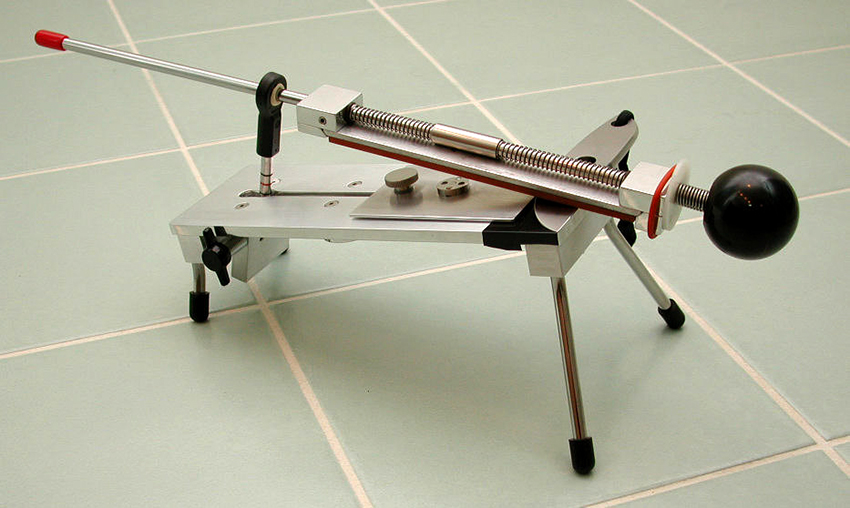 Máy mài ở dạng giá đỡ có thể thay đổi góc nghiêng và vị trí của dao Máy mài ở dạng giá đỡ có thể thay đổi góc nghiêng và vị trí của dao