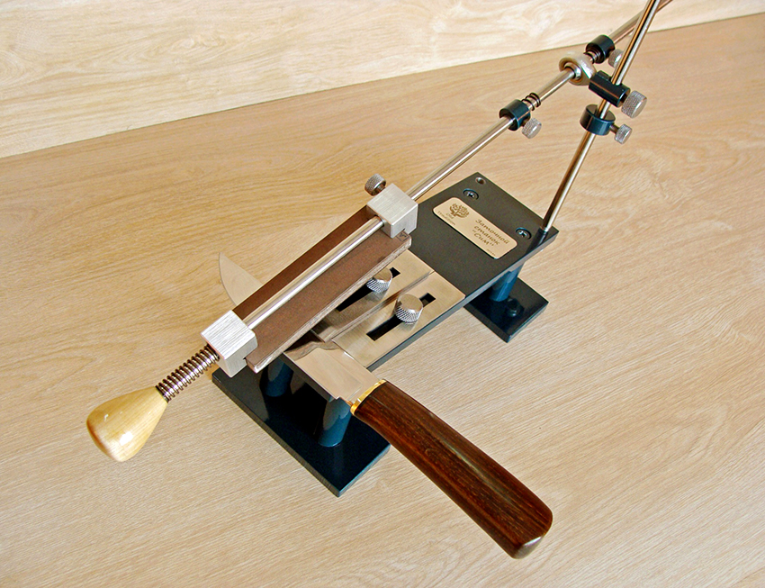 Dụng cụ mài làm bằng tay sẽ cho phép bạn liên tục giữ dao ở hình dạng thích hợp Dụng cụ mài làm bằng tay sẽ cho phép bạn liên tục giữ dao ở hình dạng thích hợp