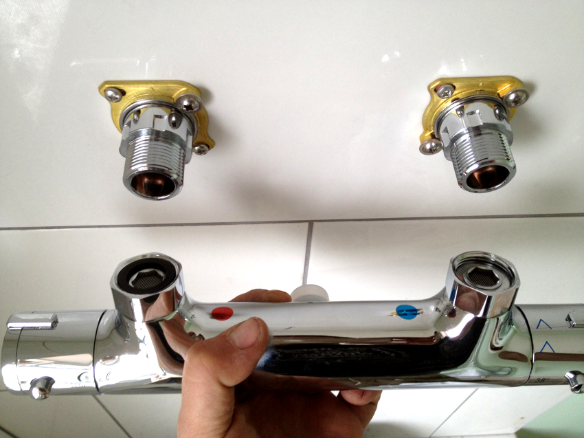 Nástenné sprchy s dažďovou sprchou sú vhodné, ak je sprcha kombinovaná s vaňou Nástenné sprchy s dažďovou sprchou sú vhodné, ak je sprcha kombinovaná s vaňou