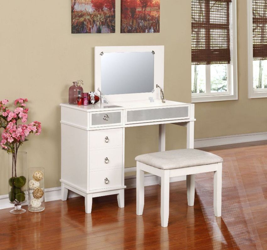 כדי לחסוך מקום, עדיף לבחור שולחן איפור המאפשר להסתיר את הכיסא בתוך נישה מיוחדת כדי לחסוך מקום, עדיף לבחור שולחן איפור המאפשר להסתיר את הכיסא בתוך נישה מיוחדת