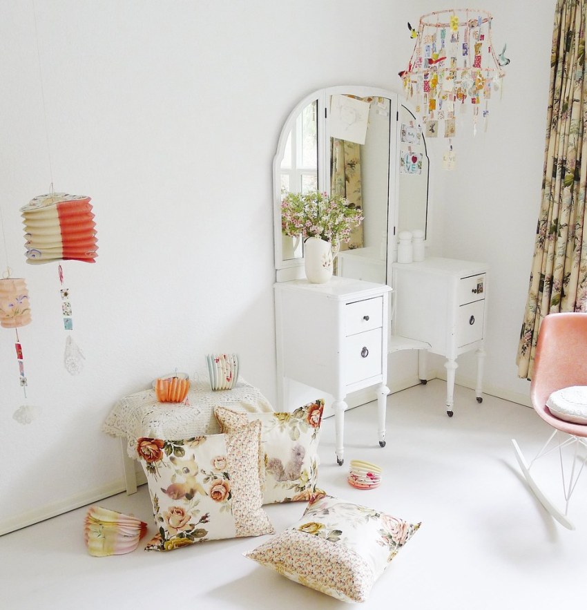 בגרסה הקלאסית, לשולחן ההלבשה יש שלוש מראות, שכל אחת מהן ניתנת להפניה לצדדים נוחים בגרסה הקלאסית, לשולחן ההלבשה יש שלוש מראות, שכל אחת מהן ניתנת להפניה לצדדים נוחים