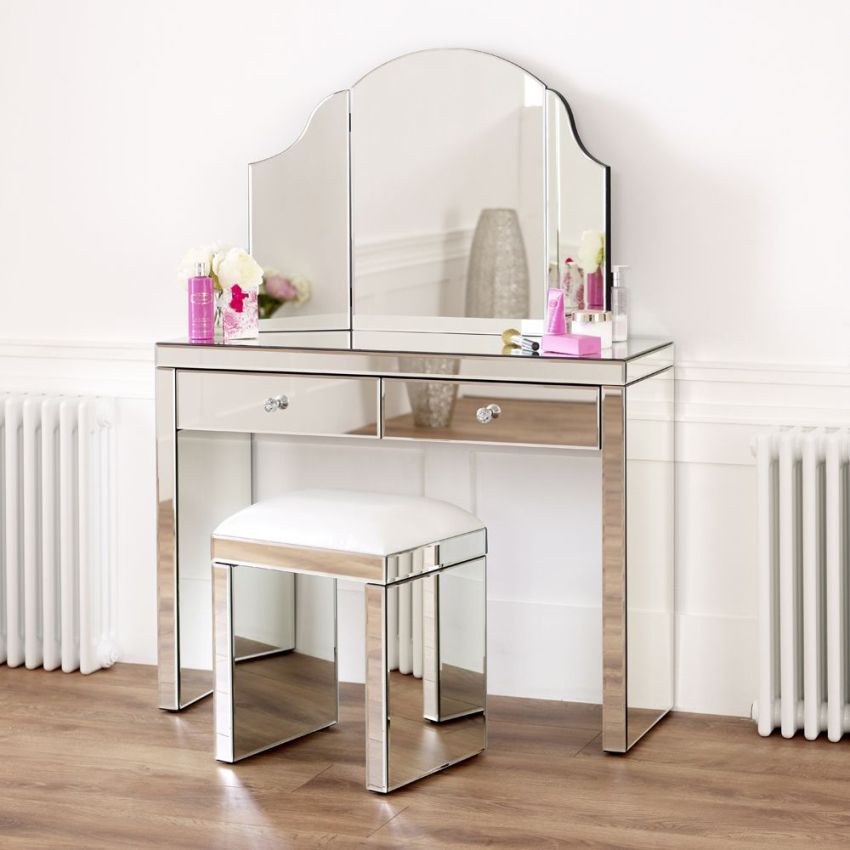 זכוכית מזח היא רהיט המיועד לנשים לבצע הליכי שירותים. זכוכית מזח היא רהיט המיועד לנשים לבצע הליכי שירותים.