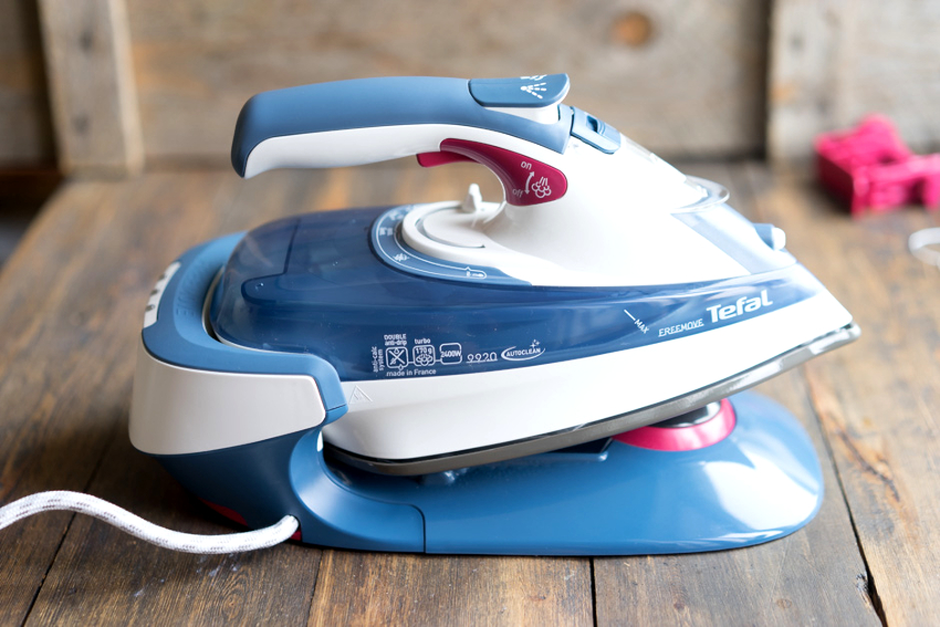 Az akkus vasaló fő előnye, hogy nincs vezeték, ami megkönnyíti a vasalási folyamatot és megszabadítja a munka során jelentkező különféle kellemetlenségektől. Az akkus vasaló fő előnye, hogy nincs vezeték, ami megkönnyíti a vasalási folyamatot és megszabadítja a munka során jelentkező különféle kellemetlenségektől.