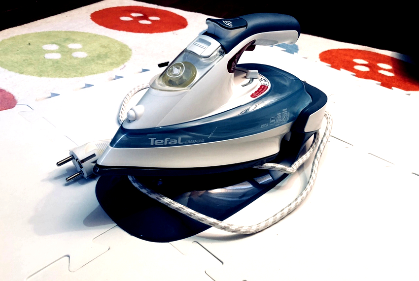 Az alumínium talppal ellátott vezeték nélküli vasalók súlya könnyebb, de könnyen megkarcolódhatnak Az alumínium talppal ellátott vezeték nélküli vasalók súlya könnyebb, de könnyen megkarcolódhatnak