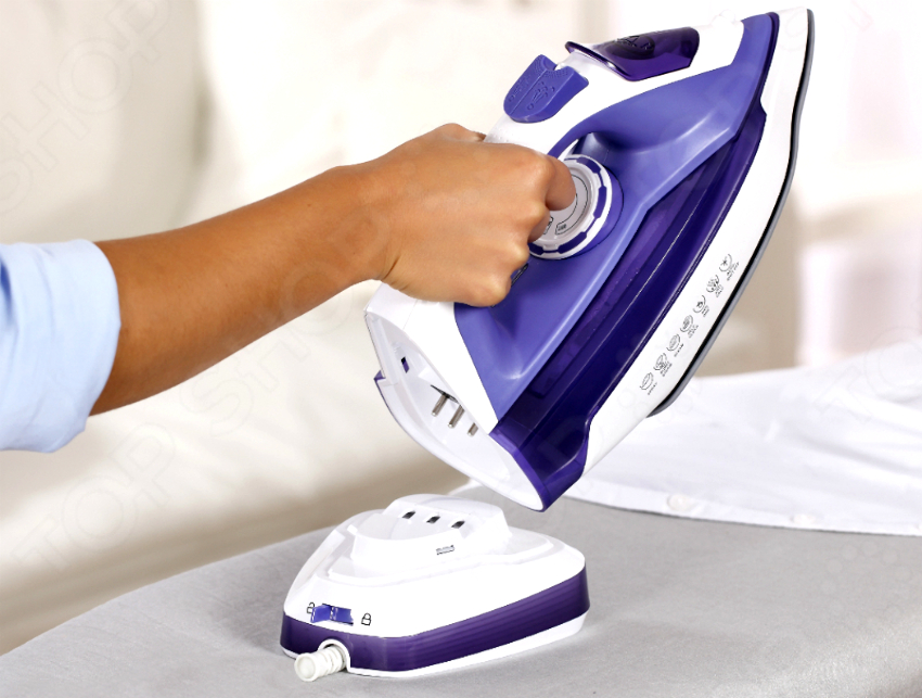 Nem valószínű, hogy egy vezeték nélküli vasaló képes hatékonyan elsimítani a ruhák erős gyűrődését, és vastag szöveteket párolni Nem valószínű, hogy egy vezeték nélküli vasaló képes hatékonyan elsimítani a ruhák erős gyűrődését, és vastag szöveteket párolni