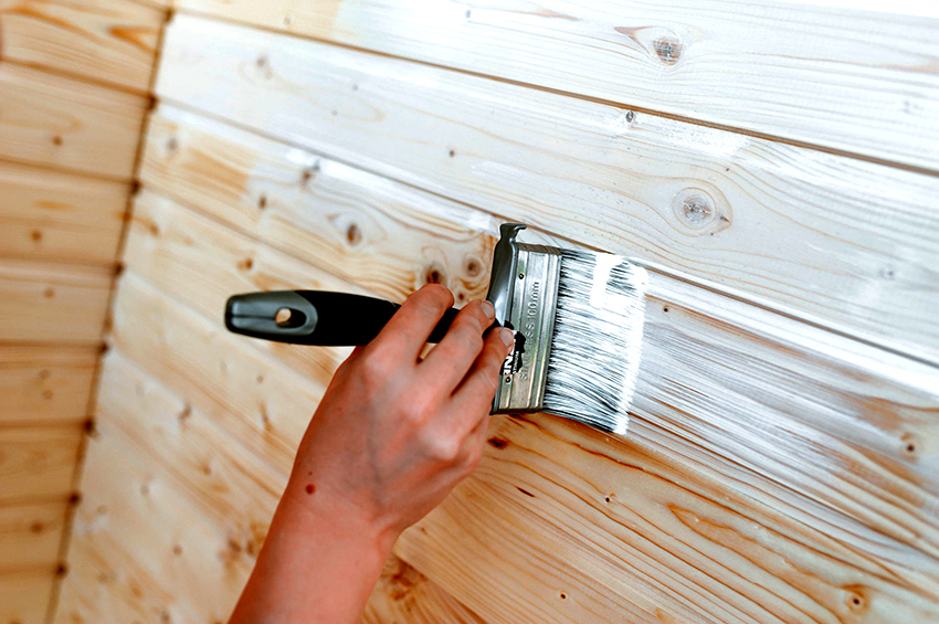 Les superfícies interiors d’una casa de fusta s’han de pintar des de la cantonada Les superfícies interiors d’una casa de fusta s’han de pintar des de la cantonada