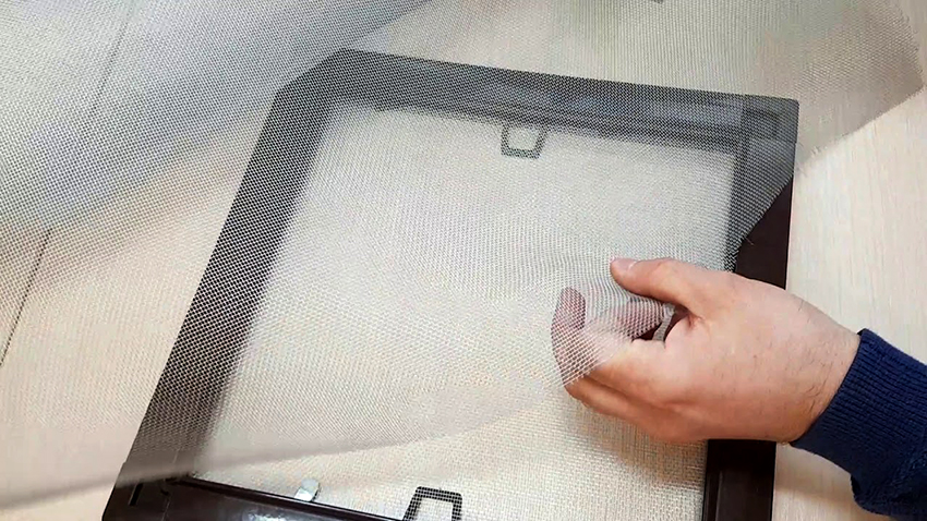 La moustiquaire a une faible résistance, contrairement à la moustiquaire anti-chat La moustiquaire a une faible résistance, contrairement à la moustiquaire anti-chat