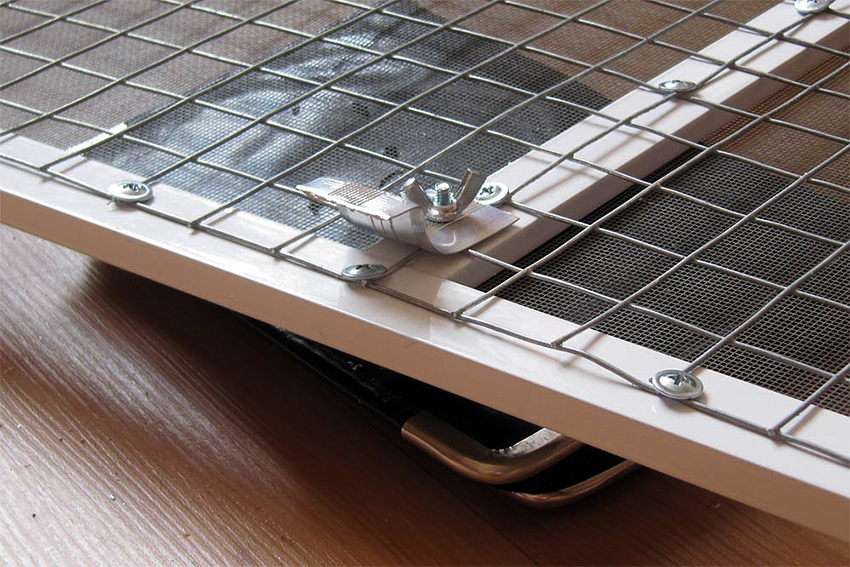 Le filet anti-chat doit être bien fixé sur la fenêtre Le filet anti-chat doit être bien fixé sur la fenêtre