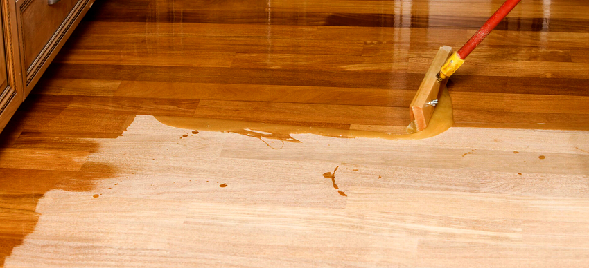 Ud over sandpapir skal du bruge en kitblanding, en gummispatel, lak og en rulle Ud over sandpapir skal du bruge en kitblanding, en gummispatel, lak og en rulle