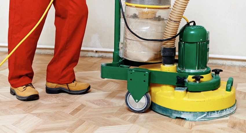 Skrabning er fjernelse af det øverste lag af et trægulv, hvorved ridser, mindre uregelmæssigheder og skader elimineres Skrabning af gulve: den bedste måde at give dit gulv sit originale udseende