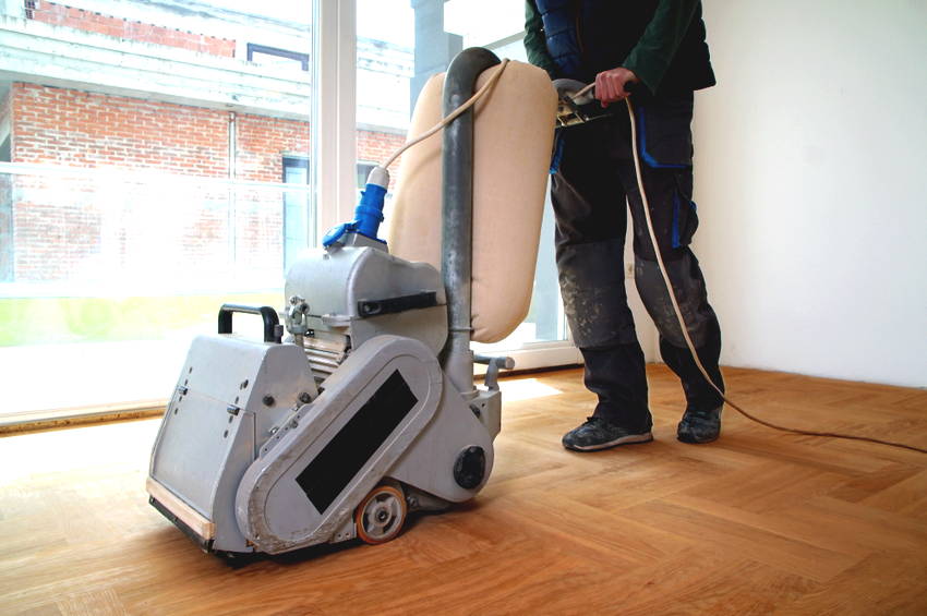 Behandlingen af et trægulv udføres i flere faser, for hvilke hver især en bestemt teknik anvendes Behandlingen af et trægulv udføres i flere faser, for hvilke hver især en bestemt teknik anvendes