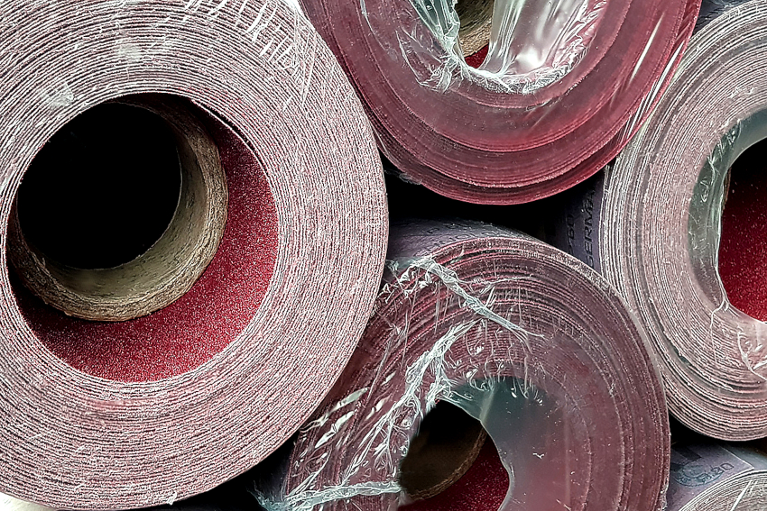 En løbende meter sandpapir er nok til at behandle 10 m² gulv En løbende meter sandpapir er nok til at behandle 10 m² gulv