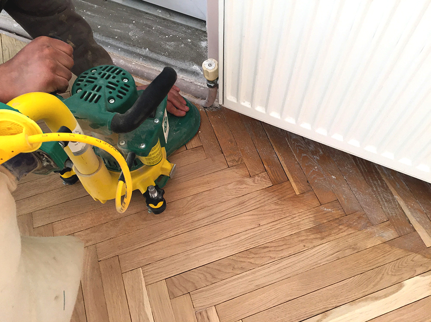 Vinkelsliberen er designet til efterbehandling af svært tilgængelige steder Vinkelsliberen er designet til efterbehandling af svært tilgængelige steder