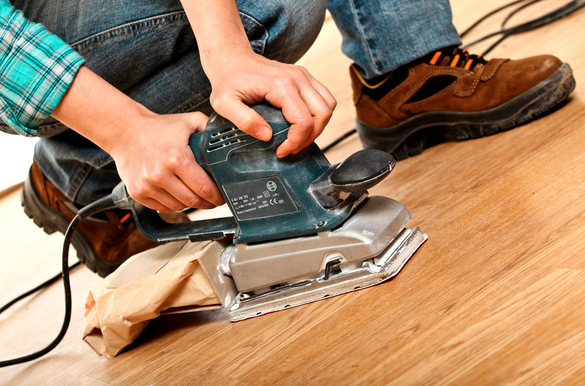 Slibning af gulvet udføres i tre trin ved hjælp af sandpapir i forskellige kornstørrelser Slibning af gulvet udføres i tre trin ved hjælp af sandpapir i forskellige kornstørrelser