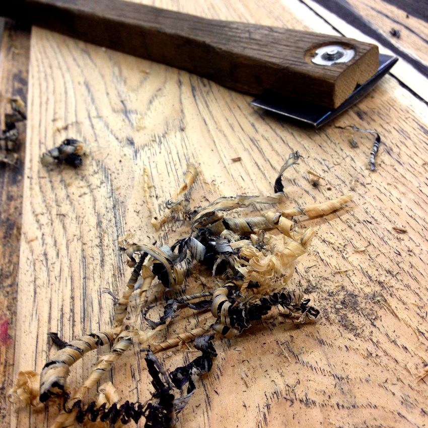 Før arbejdet påbegyndes, er det nødvendigt at undersøge overfladen omhyggeligt for tilstedeværelsen af en træormbille Før arbejdet påbegyndes, er det nødvendigt at undersøge overfladen omhyggeligt for tilstedeværelsen af en træormbille