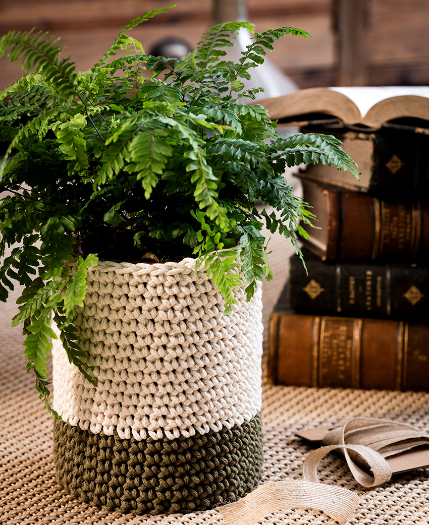 For en blomsterpotte kan du strikke et vakkert trekk laget av tråder For en blomsterpotte kan du strikke et vakkert trekk laget av tråder