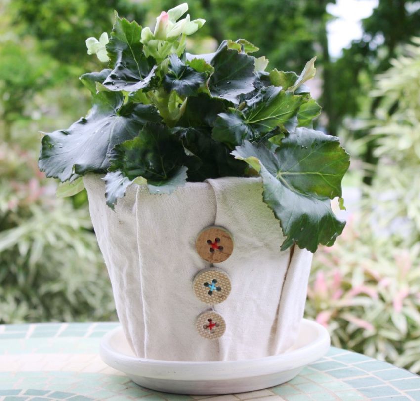 Voit koristella kangasruukut napeilla tai helmillä. Voit koristella kangasruukut napeilla tai helmillä.