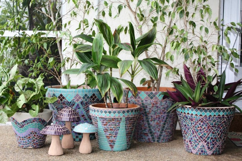 Mosaiikkielementit voivat olla pikkukiviä, kuoria, nappeja, helmiä, lasinpalasia ja muita pieniä esineitä Mosaiikkielementit voivat olla pikkukiviä, kuoria, nappeja, helmiä, lasinpalasia ja muita pieniä esineitä