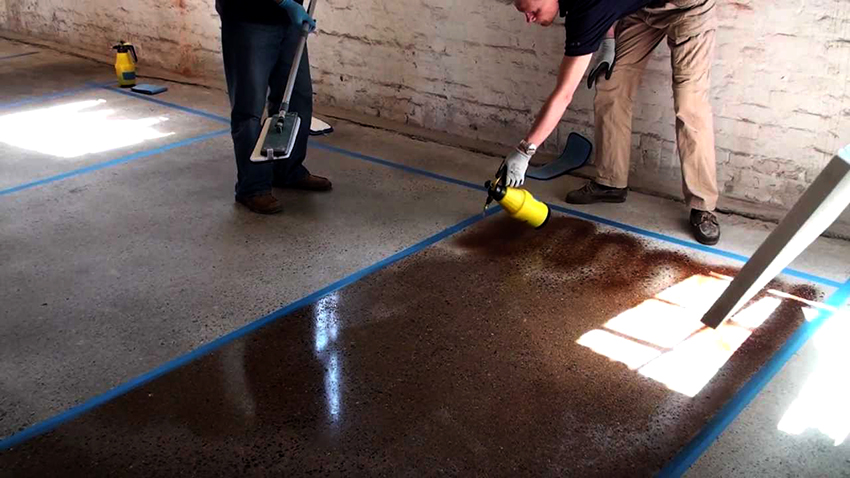 Uretanmaling må påføres gulvet i minst to strøk Uretanmaling må påføres gulvet i minst to strøk