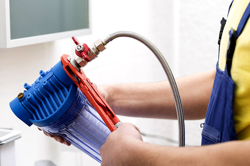 Przed przystąpieniem do montażu filtra należy odciąć dopływ wody Przed przystąpieniem do montażu filtra należy odciąć dopływ wody