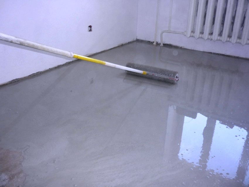 A lakkot egy teljesen száraz felületre ecsetekkel vagy filc hengerekkel viszik fel A lakkot egy teljesen száraz felületre ecsetekkel vagy filc hengerekkel viszik fel