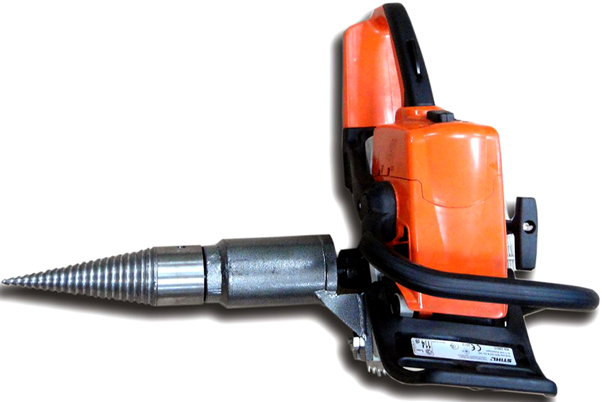 Vedklyvfeste er universelt og passer til de fleste motorsagmodeller Vedkløyvedelen er universell og passer til de fleste motorsagmodeller