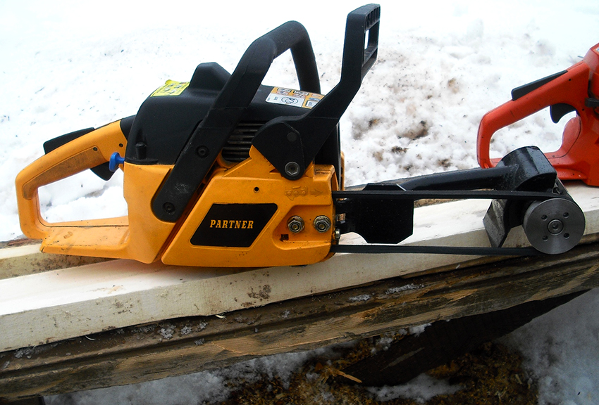 Bark billedysen brukes til å behandle bjelker og plater, samt til grovsliping Bark billedysen brukes til å behandle bjelker og plater, samt til grovsliping