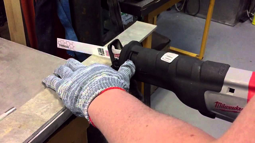 Fixació de trepant en forma de serra adequada per a fustes, plàstics i fins i tot xapes d’acer fines Fixació de trepant en forma de serra adequada per a fustes, plàstics i fins i tot xapes d’acer fines