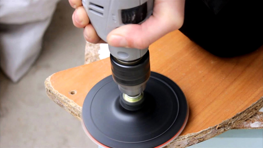 Per polir materials de fusta, utilitzeu fulles abrasives Per polir materials de fusta, utilitzeu fulles abrasives