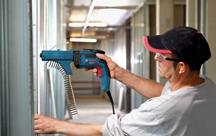 Konieczne jest przesunięcie śrubokręta z dyszą taśmową we właściwym kierunku, dociskając go do powierzchni płyty gipsowo-kartonowej Konieczne jest przesunięcie śrubokręta z dyszą taśmową we właściwym kierunku, dociskając go do powierzchni płyty gipsowo-kartonowej