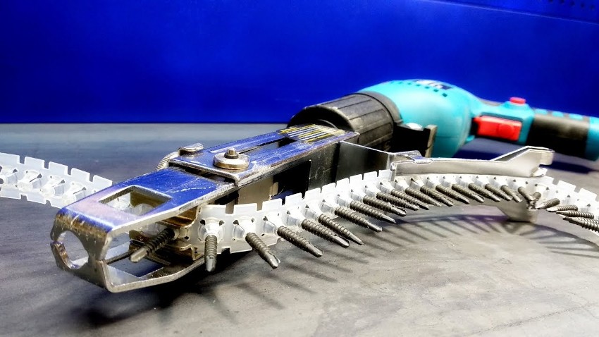 Dysza jest zamocowana w uchwycie śrubokręta Dysza jest zamocowana w uchwycie śrubokręta