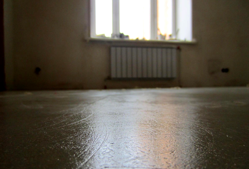 Pri polymérových impregnáciách musí byť betónová podlaha dvakrát ošetrená Pri polymérových impregnáciách musí byť betónová podlaha dvakrát ošetrená