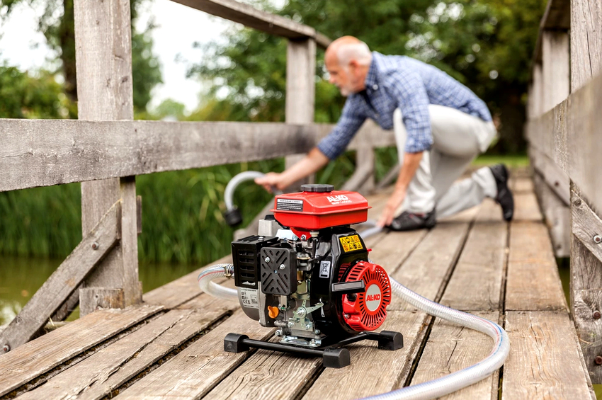 Повърхностните помпи за мръсна вода са инсталирани на равна суха повърхност близо до източник или контейнер с вода Повърхностните помпи за мръсна вода са инсталирани на равна суха повърхност близо до източник или контейнер с вода
