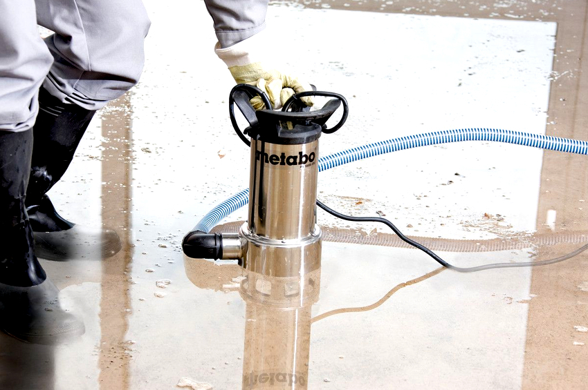 Битовите дренажни помпи за мръсна вода са представени от еднофазни агрегати с ниска мощност с капацитет до 800 l / min. Битовите дренажни помпи за мръсна вода са представени от еднофазни агрегати с ниска мощност с капацитет до 800 l / min.